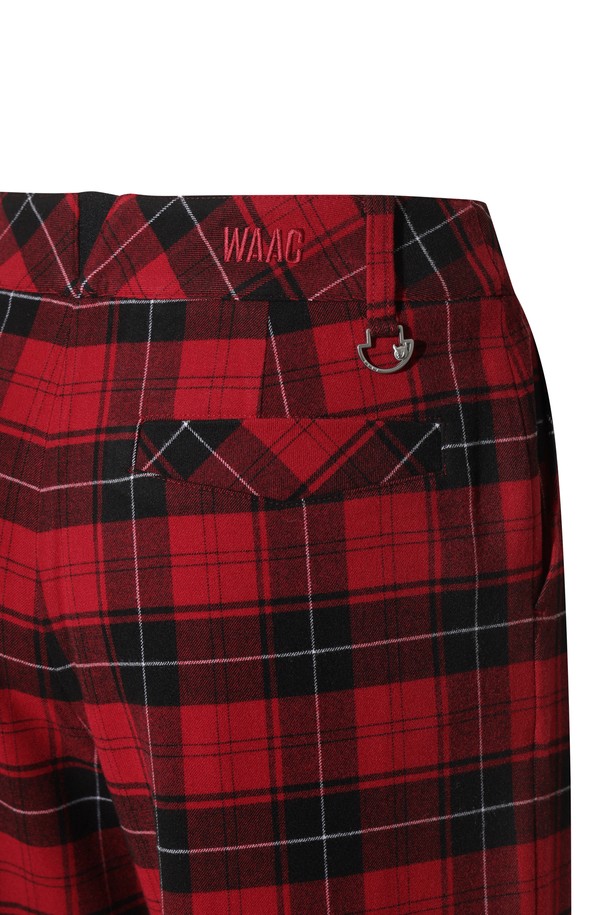 레드와 블랙 컬러의 체크 패턴이 돋보이는 여성용 와이드 팬츠입니다. 사계절 내내 활용 가능한 긴 기장으로, 캐주얼하거나 스포티한 스타일을 연출하기 좋습니다. 넉넉한 루즈핏으로 편안한 착용감을 선사하며, 골프룩으로도 손색없는 디자인입니다. 실용성을 더하는 포켓 디테일이 특징입니다.
