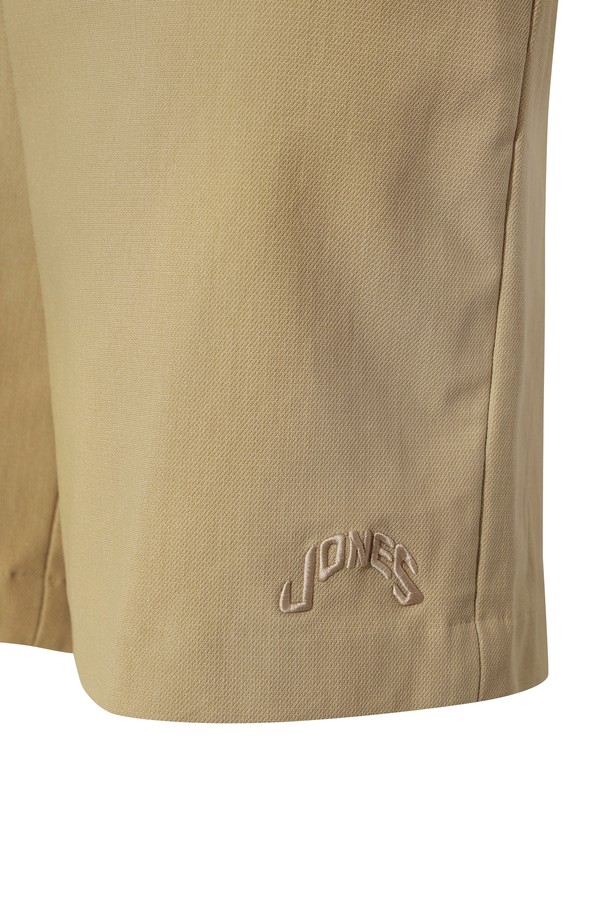 [JONES] 여성 버뮤다 쇼츠는 뛰어난 보온성을 제공하는 프리미엄 제품입니다. 부드러운 촉감의 나일론과 기모 소재를 사용하여 봄, 여름 시즌에 편안하게 착용할 수 있습니다. 심플하면서도 세련된 디자인으로 골프룩과 일상룩 모두에 활용 가능하며, 레귤러핏으로 제작되어 편안한 착용감을 선사합니다. 무지 디자인에 로고 디테일이 더해져 클래식하고 미니멀한 스타일을 연출합니다. 두꺼운 두께감의 기모 안감으로 제작되어, 간절기에도 따뜻하게 착용할 수 있습니다.
