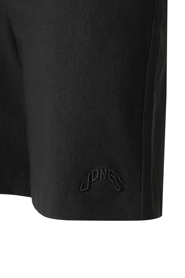 **[JONES] 여성 버뮤다 쇼츠**는 골프 및 일상생활에서 모두 활용 가능한 여성용 반바지입니다. 블랙 컬러에 심플하고 세련된 스타일로, 겨울철에도 따뜻하게 착용할 수 있도록 두꺼운 두께감과 기모 안감, 부드러운 촉감을 자랑합니다. 고품질 나일론 소재를 사용하여 보온성을 높였으며, JONES 콜라보레이션으로 제작되어 프리미엄 가치를 더했습니다. 로고 패턴으로 포인트를 준 디자인이 특징입니다.
