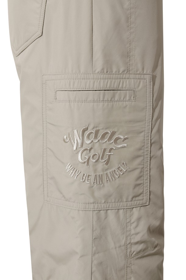 푹신한 패딩으로 따뜻함을 더한 여성용 "패디드 와이드 팬츠"입니다. 겨울철 골프 라운딩이나 일상에서 스포티하면서도 캐주얼한 스타일을 연출할 수 있습니다. 넉넉한 와이드 핏과 스트레이트 실루엣으로 편안한 착용감을 선사하며, 부드러운 나일론 소재를 사용하여 활동성을 높였습니다. 허리 뒷밴딩과 허리 후크 잠금으로 안정적인 핏을 제공하며, 사이드 및 백 포켓, 로고 자수, 루프 장식이 디테일을 더합니다.
