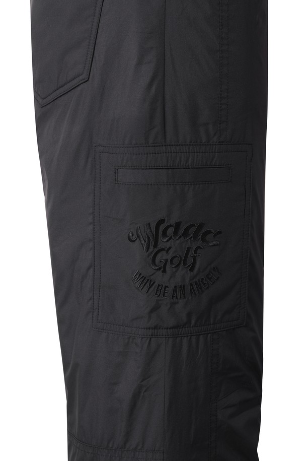 겨울철 라운딩과 일상에서 스타일리시하게 활용 가능한 패딩 와이드 팬츠입니다. 부드러운 촉감의 나일론 소재와 넉넉한 와이드 핏으로 편안한 착용감을 선사하며, 안감 전체에 패딩 처리를 하여 보온성을 높였습니다. 허리 뒷밴딩과 후크 잠금 방식으로 안정적인 핏을 제공하며, 경량 소재로 활동성을 보장합니다. 블랙 컬러의 무지 디자인으로 어떤 상의와도 매치하기 쉽고, 사이드 및 백 포켓, 로고 자수, 루프 장식이 디테일을 더합니다. 스포티하면서도 미니멀한 스타일을 연출하여 골프룩은 물론, 데일리룩으로도 손색없는 아이템입니다.
