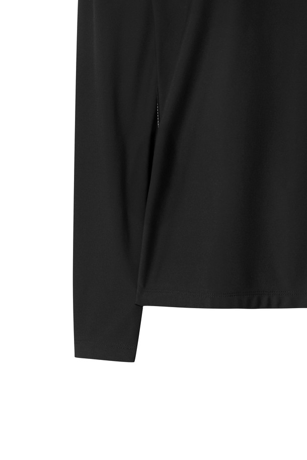 겨울철 퍼포먼스를 위한 여성 하이넥 탑입니다. 부드러운 감촉의 스트레치 저지 소재로 제작되어 편안한 착용감을 선사하며, 보온성과 신축성을 갖춰 활동성을 높였습니다. 블랙 컬러에 무지 디자인으로 어떤 스타일에도 쉽게 매치할 수 있으며, 허리 라인에 로고 테이프 디테일로 포인트를 더했습니다. 레귤러 핏에 긴 소매 기장으로, 골프룩 또는 겨울 데일리룩에 스포티하고 미니멀한 무드를 연출하기 좋습니다. 두꺼운 두께감과 기모 안감으로 따뜻하게 착용할 수 있습니다.
