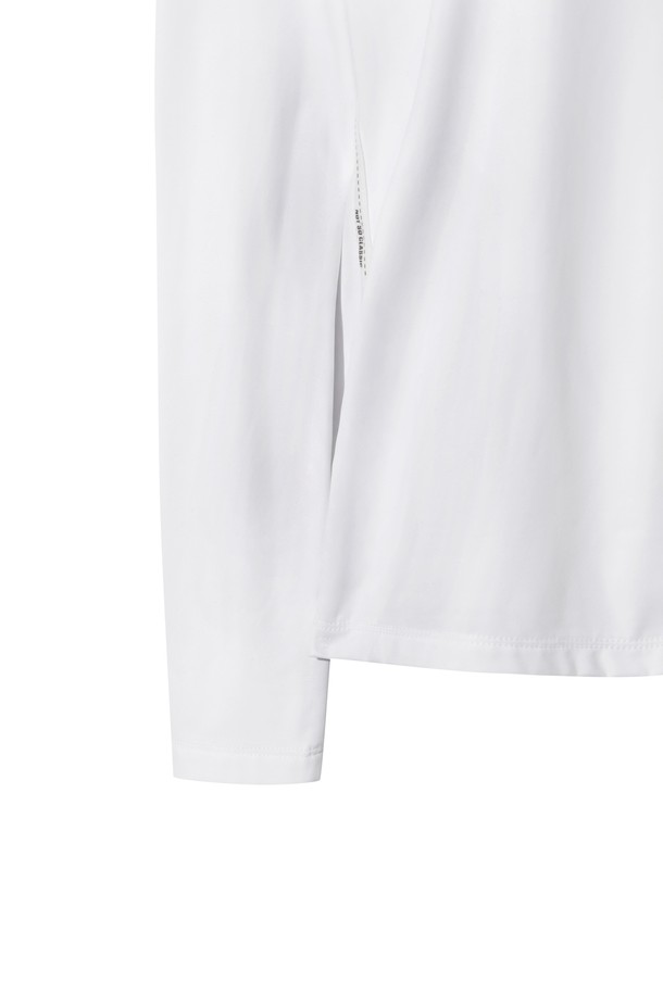 여성 겨울 퍼포먼스 하이넥 탑입니다. 골프 및 일상에서 모두 활용 가능한 스포티한 스타일의 하이넥 티셔츠로, 겨울철 보온성을 높여주는 두꺼운 두께감과 기모 안감이 특징입니다. 신축성이 뛰어난 스트레치 저지 소재로 제작되어 활동성이 좋으며, 허리 라인에 로고 테이프 디테일이 더해져 디자인 포인트를 더했습니다. 레귤러핏으로 편안하게 착용할 수 있으며, 베이직한 디자인의 화이트 컬러로 다양한 겨울 코디에 활용하기 좋습니다. 긴 소매 디자인으로 보온성을 높였으며, 부드러운 촉감으로 편안한 착용감을 제공합니다.
