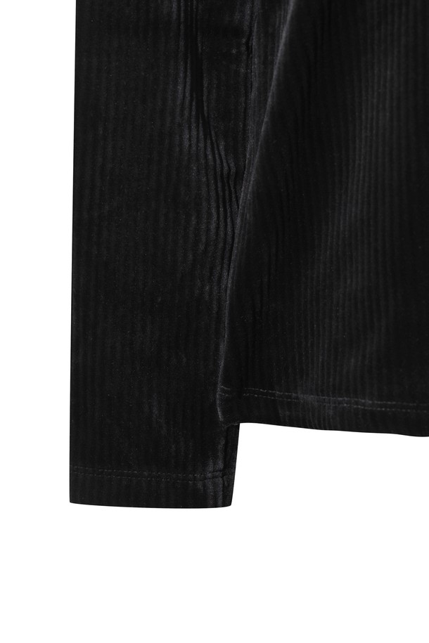 **우먼 골지 밍키 플리스 풀오버**는 겨울철 골프 및 일상에서 따뜻함과 스타일을 모두 갖춘 여성용 풀오버입니다. 부드러운 밍키 플리스 소재와 기모 안감으로 뛰어난 보온성을 제공하며, 넉넉한 핏과 긴 소매 디자인으로 편안한 착용감을 선사합니다. 클래식한 무드의 니트 카라와 블랙 컬러, 골지 패턴이 세련된 느낌을 더하며, 컬러 배색 티핑 디테일로 포인트를 주었습니다. 집업 스타일로 체온 조절이 용이하며, 다양한 옷과 레이어링하여 스타일리시하게 연출할 수 있습니다.
