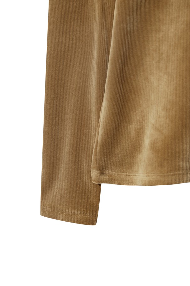 따뜻하고 포근한 착용감의 여성 골지 밍키 플리스 풀오버입니다. 부드러운 밍크 플리스 소재에 기모 안감을 더해 뛰어난 보온성을 제공하며, 겨울철 골프룩 또는 일상복으로 활용하기 좋습니다. 넉넉한 핏과 긴 소매, 니트 카라 디자인으로 클래식한 무드를 연출하며, 컬러 배색 티핑 디테일이 포인트입니다. 집업 스타일로 체온 조절이 용이하고, 신축성 있는 소재로 활동성을 높였습니다. 레이어링하여 다양한 스타일을 연출할 수 있습니다.
