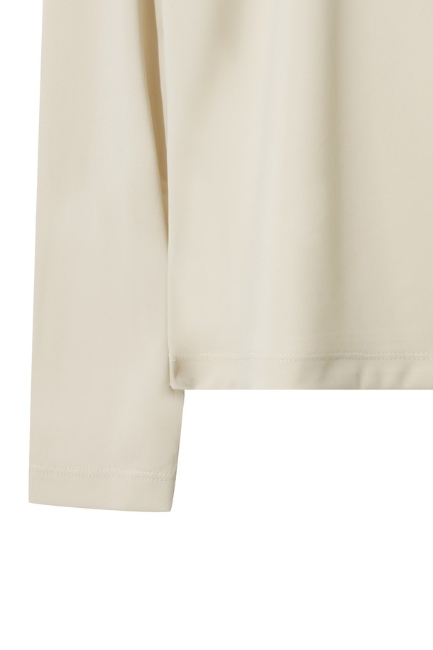 여성 방풍 미드 레이어 하이넥 탑은 골프 및 일상용으로 적합한 겨울철 의류입니다. 베이지 색상의 무지 디자인으로 미니멀하고 스포티한 스타일을 연출하며, 레귤러핏과 하이넥 디자인이 특징입니다. 일본 수입 기능성 소재와 특수 방풍 필름 코팅, 경량 설계로 뛰어난 방풍, 방수, 보온, 신축성 기능을 제공합니다. 부드러운 촉감의 긴소매 레귤러 기장 상의로, 추운 날씨에도 쾌적하게 활동할 수 있습니다. 클래식한 무드까지 더해져 다양한 스타일을 소화할 수 있습니다.
