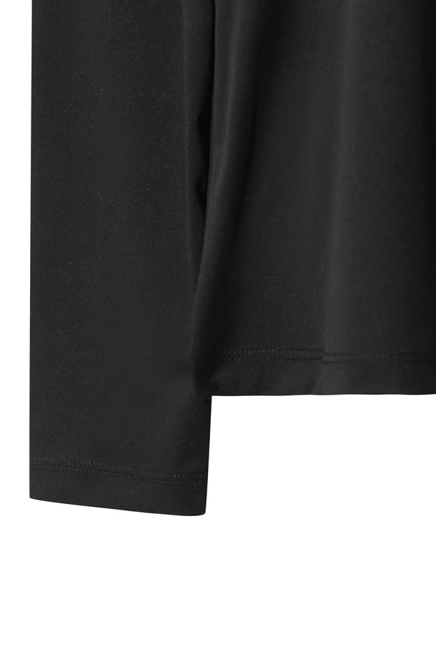 **여성 방풍 미드 레이어 하이넥 탑**

겨울 시즌, 골프 또는 일상에서 스포티한 스타일을 연출하기 좋은 여성용 방풍 미드 레이어 하이넥 탑입니다. 부드러운 니트 소재와 두꺼운 두께감으로 뛰어난 보온성을 제공하며, 일본 수입 기능성 소재를 사용하여 방풍 및 방수 기능까지 갖췄습니다. 특수 방풍 필름 코팅과 경량 설계로 활동성을 높였으며, 레귤러 핏의 깔끔한 디자인으로 다양한 스타일 연출이 가능합니다. 블랙 컬러의 무지 디자인으로 미니멀하고 클래식한 분위기를 더합니다. 
