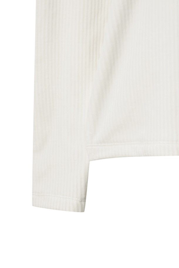 여성 골지 밍키 플리스 하이넥 탑입니다. 부드러운 밍크 플리스 소재에 기모 안감을 더해 포근한 착용감을 선사하며, 겨울철 보온성을 높여줍니다. 스포티한 무드의 레귤러핏 디자인으로 골프룩 또는 일상복으로 활용하기 좋습니다. 와키 아플리케 와펜 포인트가 특징이며, 하이넥 디자인으로 목을 따뜻하게 감싸줍니다. 신축성이 있어 활동성을 높여주며, 화이트 컬러로 다양한 하의와 매치하기 용이합니다.
