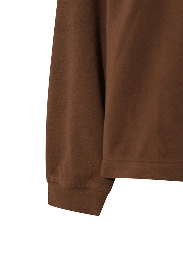 겨울철 라운딩과 일상에서 스타일리시하게 연출할 수 있는 여성 플리스 하이넥 풀오버입니다. 부드러운 촉감의 플리스 소재로 제작되어 보온성과 방풍 기능을 제공합니다. 오버핏 디자인에 크롭 기장으로 트렌디함을 더했으며, 넥 뒤와 밑단 스트링 조절을 통해 핏을 조절할 수 있습니다. 브라운 컬러에 등 부분 슬로건 아트워크와 폼폼 비니 와키 와펜 디테일로 포인트를 주어 스포티하면서도 캐주얼한 무드를 연출합니다. 긴 소매 기장의 하이넥 디자인으로 보온성을 높여 겨울철 골프룩에 적합하며, 일상복으로도 활용하기 좋습니다.
