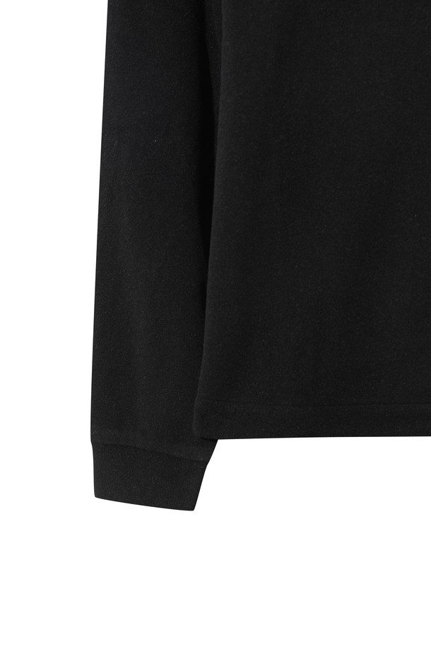 여성용 폴라 플리스 하이넥 풀오버는 골프 및 일상 활동에 적합한 스포티하고 캐주얼한 스타일의 상의입니다. 부드러운 플리스 소재로 제작되어 겨울철에도 따뜻하게 착용할 수 있으며, 방풍 안감으로 찬 바람을 효과적으로 막아줍니다. 오버핏 크롭 기장으로 활동성을 높였으며, 하이넥 디자인과 긴 소매가 보온성을 더합니다. 와펜, 스트링, 아트워크 등의 디자인 장식과 스트링 조절 기능으로 개성 있는 스타일을 연출할 수 있습니다. 블랙 컬러에 로고 패턴이 돋보이는 풀오버로, 편안함과 스타일을 동시에 만족시키는 아이템입니다.
