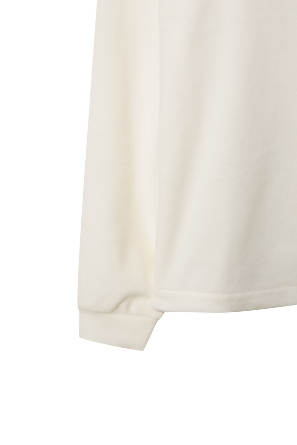 여성용 폴라 플리스 하이넥 풀오버입니다. 부드러운 촉감의 플리스 소재로 제작되어 겨울철 보온성을 높여줍니다. 오버핏 디자인에 하이넥으로 목까지 따뜻하게 감싸주며, 방풍 안감과 보온 기능을 갖춰 기능성까지 더했습니다. 등 부분 슬로건 아트워크와 폼폼 비니 와펜, 스트링 디테일로 스포티하면서도 캐주얼한 스타일을 연출할 수 있습니다. 골프룩은 물론 일상에서도 편안하게 착용하기 좋은 화이트 컬러의 긴 소매 풀오버입니다.
