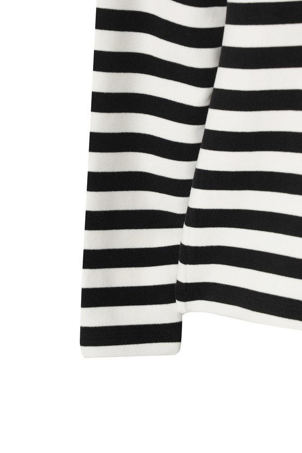 여성 스트라이프 피치 하이넥 탑은 겨울철 골프룩과 일상룩에 모두 활용 가능한 베이직 스타일의 긴소매 티셔츠입니다. 부드러운 기모 소재와 두꺼운 두께감으로 보온성을 높였으며, 하이넥 디자인이 목을 따뜻하게 감싸줍니다. 레귤러핏으로 제작되어 바디 라인을 자연스럽게 연출하며, 스트라이프 패턴이 세련된 느낌을 더합니다. 다양한 겨울 베스트나 아우터와 레이어링하여 스타일리시하게 연출할 수 있으며, 스윙 시 유연한 움직임을 위해 기능성 소재를 사용하여 활동성을 높였습니다. 
