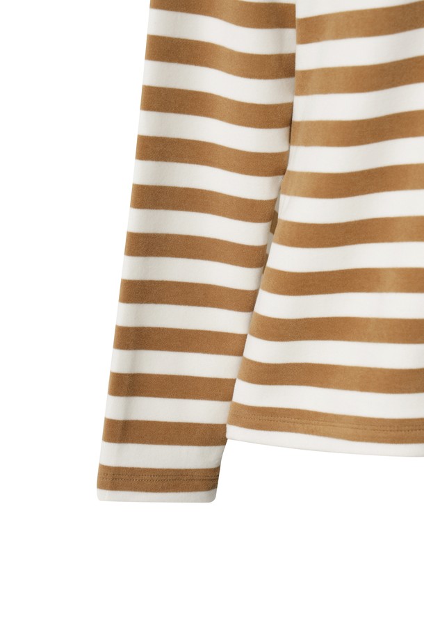 피치, 브라운, 화이트 색상의 스트라이프 패턴이 돋보이는 여성용 하이넥 긴소매 티셔츠입니다. 부드러운 기모 안감으로 제작되어 겨울철에도 따뜻하게 착용 가능하며, 보온성과 신축성을 갖춰 편안한 활동성을 제공합니다. 레귤러핏으로 제작되어 베이직하면서도 스포티한 스타일을 연출하며, 골프룩 또는 일상복으로 활용하기 좋습니다. 베스트나 아우터와 레이어링하여 다양한 스타일을 연출할 수 있으며, 크로스 코디에도 용이합니다.
