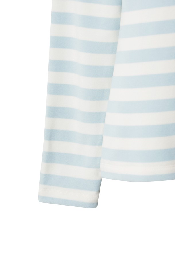 여성용 스트라이프 피치 하이넥 탑은 겨울철 골프 및 일상복으로 활용하기 좋은 베이직 스타일의 긴소매 티셔츠입니다. 부드러운 기모 소재와 두꺼운 두께로 제작되어 보온성이 뛰어나며, 하이넥 디자인이 목을 따뜻하게 감싸줍니다. 레귤러핏으로 제작되어 편안한 착용감을 선사하며, 바디 라인을 자연스럽게 살려주는 디자인으로 다양한 겨울 베스트나 아우터와 레이어링이 가능합니다. 스트라이프 패턴과 피치 컬러가 조화롭게 어우러져 클래식, 미니멀, 캐주얼 등 어떤 스타일에도 잘 어울리며, 스윙 시 유연한 움직임을 위한 기능성 소재로 골프룩을 완성합니다.
