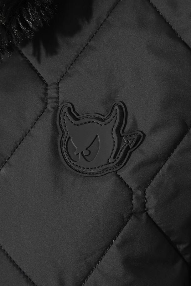 세련된 여성 웬지 패디드 원피스 베스트입니다. 겨울철 라운딩과 일상에서 우아하고 스포티한 스타일을 연출할 수 있습니다. 부드러운 나일론 소재와 두꺼운 두께감, 하이넥 디자인이 보온성을 높여줍니다. 허리 스트링으로 실루엣을 조절하여 A라인 핏을 완성할 수 있으며, 민소매 집업 스타일로 간편하게 착용 가능합니다. 블랙 컬러의 무지 디자인으로 어떤 옷에도 쉽게 매치하여 미니멀한 골프룩을 연출해보세요.
