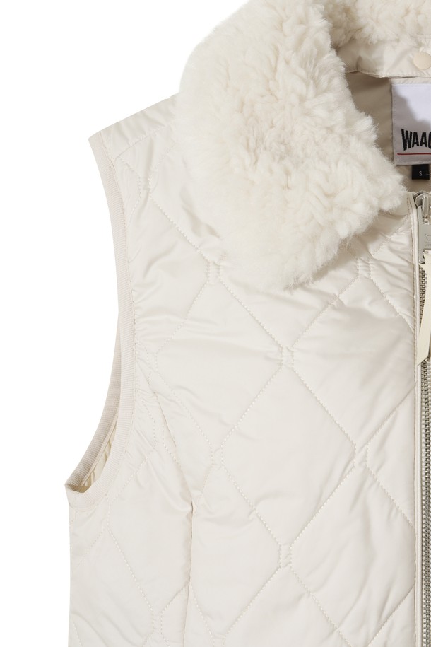 세련된 여성 골프 스타일을 완성해 줄 윈드(Women) 웨지 패딩 원피스 베스트입니다. 부드러운 폴리에스테르 소재로 제작되어 편안한 착용감을 선사하며, 겨울철 라운딩에서도 따뜻함을 유지해 줍니다. A라인 실루엣과 라운드넥 디자인으로 우아하면서도 스포티한 무드를 연출합니다. 허리 스트링 디테일로 실루엣 조절이 가능하며, 민소매 디자인과 집업 여밈으로 활동성을 높였습니다. 무지 디자인의 화이트 컬러로 어떤 골프룩에도 미니멀하게 매치하기 좋습니다.
