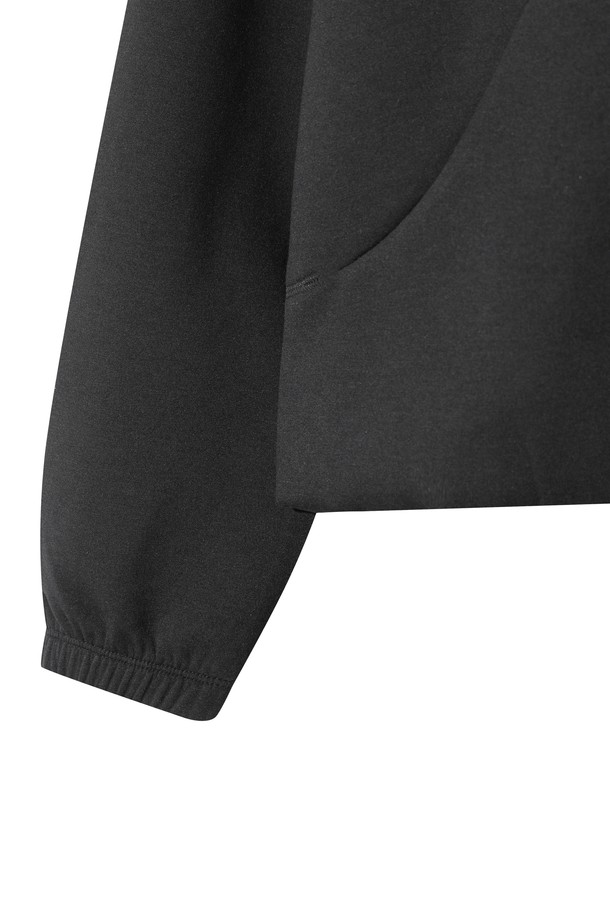 블랙 컬러의 여성 저지 재킷입니다. 가볍고 부드러운 저지 소재로 제작되어 편안한 착용감을 제공하며, 봄, 가을 시즌에 적합합니다. 스포티하면서도 베이직한 스타일로 골프룩뿐만 아니라 일상에서도 활용하기 좋습니다. 크롭 기장의 후드 디자인에 집업 여밈 방식으로 간편하게 착용할 수 있으며, 레귤러핏으로 깔끔한 실루엣을 연출합니다. 심플한 디자인으로 다양한 스타일과 매치하기 용이합니다.
