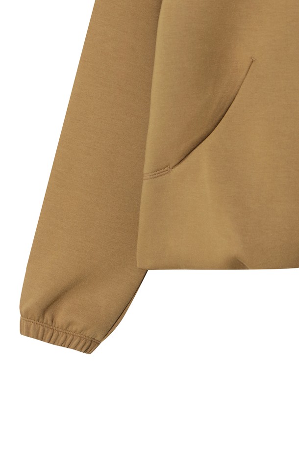 베이지 컬러의 여성 저지 재킷입니다. 가볍고 부드러운 저지 소재로 제작되어 봄, 가을 간절기에 편안하게 착용하기 좋습니다. 후드와 포켓 디테일이 더해져 캐주얼한 무드를 연출하며, 레귤러 핏과 집업 스타일로 활동성을 높였습니다. 골프룩, 산책룩 등 다양한 TPO에 활용 가능하며, 스포티, 캐주얼, 미니멀 스타일을 즐겨 입는 여성에게 추천합니다.
