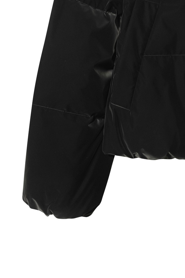 [Exclusive] 탈부착 슬리브 다운 점퍼는 여성 골퍼들을 위한 겨울철 필수 아이템입니다. 블랙 컬러의 무지 디자인에 탈부착 가능한 소매로 2WAY 스타일링이 가능하여, 스포티하고 미니멀한 골프룩을 연출할 수 있습니다. 경량 구스다운 충전재로 뛰어난 보온성을 제공하며, 밑단 밴딩과 스트링 디테일로 활동성을 더했습니다. 매트한 광택감과 부드러운 촉감으로 고급스러운 착용감을 선사합니다. 지퍼와 스냅 여밈 방식에 레귤러핏으로 편안하게 착용할 수 있습니다.
