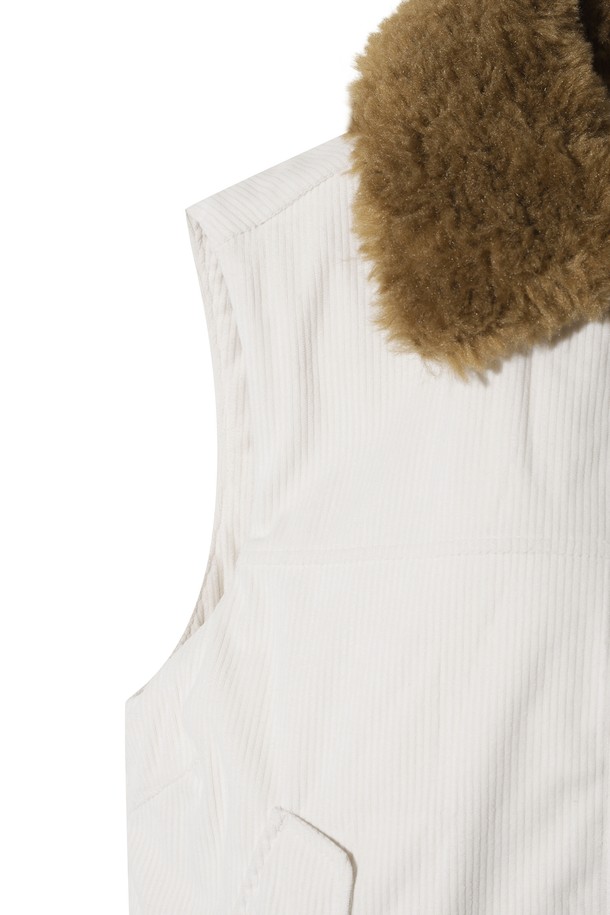 Women Roy (우먼 로이) 베스트는 겨울철 골프 및 일상에서 활용하기 좋은 여성용 베스트입니다. 부드러운 코듀로이 소재에 두꺼운 두께감으로 보온성을 높였으며, 캐주얼 스타일의 무지 디자인으로 다양한 룩에 매치하기 좋습니다. 탈부착 가능한 퍼 칼라와 아트워크 디테일이 특징이며, 레귤러핏과 집업 여밈 방식으로 편안한 착용감을 제공합니다. 민소매 디자인의 패딩 안감으로 따뜻함과 스타일을 동시에 잡았습니다.
