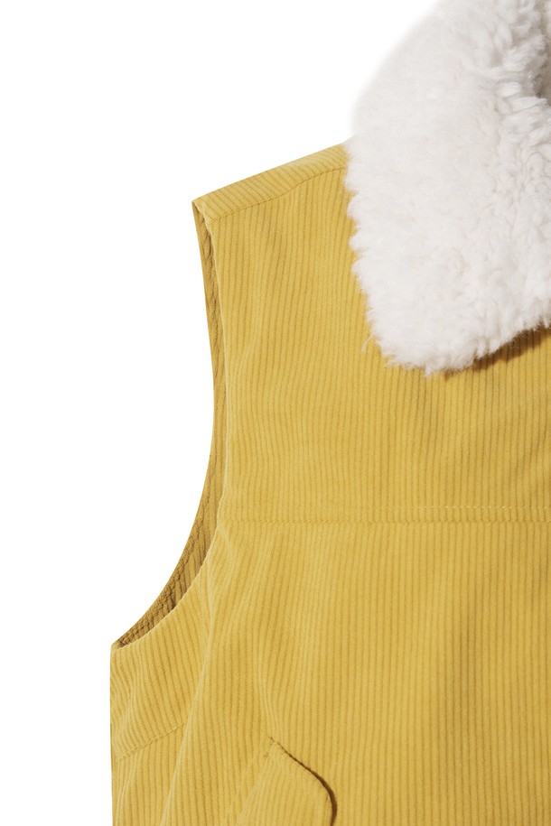 Women Roy (우먼 로이) 베스트는 골프, 일상에서 활용하기 좋은 여성용 베스트입니다. 옐로우 컬러의 무지 디자인으로 캐주얼한 스타일을 연출하며, 겨울철 보온성을 높여주는 두꺼운 두께감과 부드러운 코듀로이 소재, 퍼 안감이 특징입니다. 탈부착 가능한 퍼 칼라와 충전재, 아트워크 디테일이 돋보이며, 집업 스타일과 레귤러핏으로 편안하게 착용할 수 있습니다. 민소매 디자인으로 활동성을 높였으며, 골프룩 또는 겨울 데일리룩에 클래식, 미니멀한 무드를 더해줍니다.
