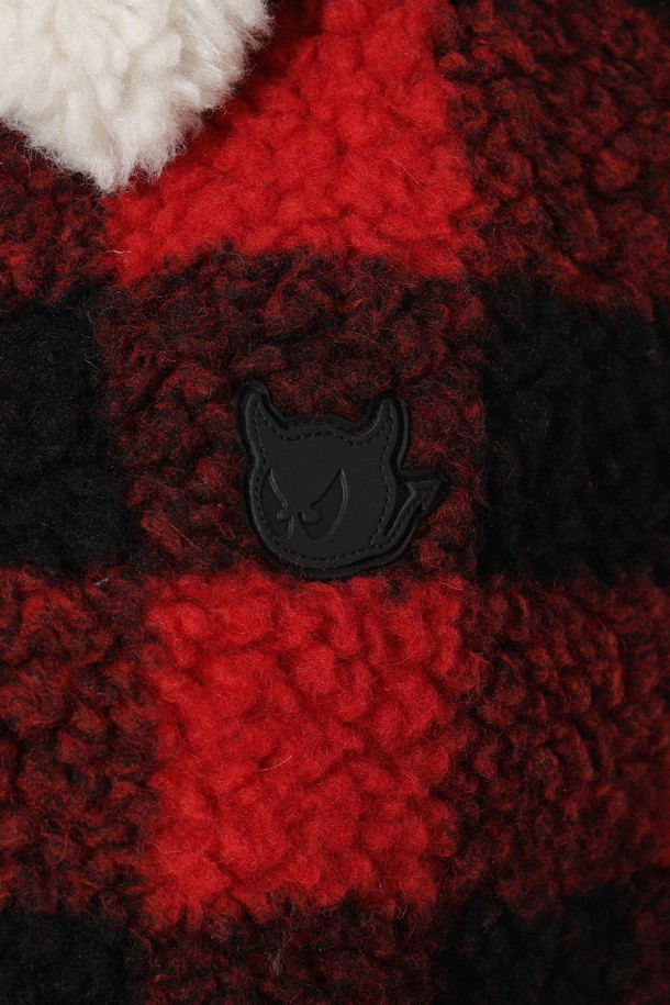 여성 체크 베스트는 가을, 겨울 시즌에 따뜻하게 착용할 수 있는 두꺼운 두께감의 플리스 소재 베스트입니다. 레드와 블랙 두 가지 색상으로 제공되며, 캐주얼, 스포티, 클래식 스타일을 모두 소화 가능합니다. 체크 패턴과 탈착 가능한 배색 카라 디테일이 특징이며, 골프룩뿐만 아니라 일상에서도 활용도가 높습니다. 레귤러핏으로 편안하게 착용 가능하며, 부드러운 촉감과 집업 여밈 방식으로 편리함을 더했습니다. 민소매 디자인으로 활동성을 높인 보온 기능의 베스트입니다.
