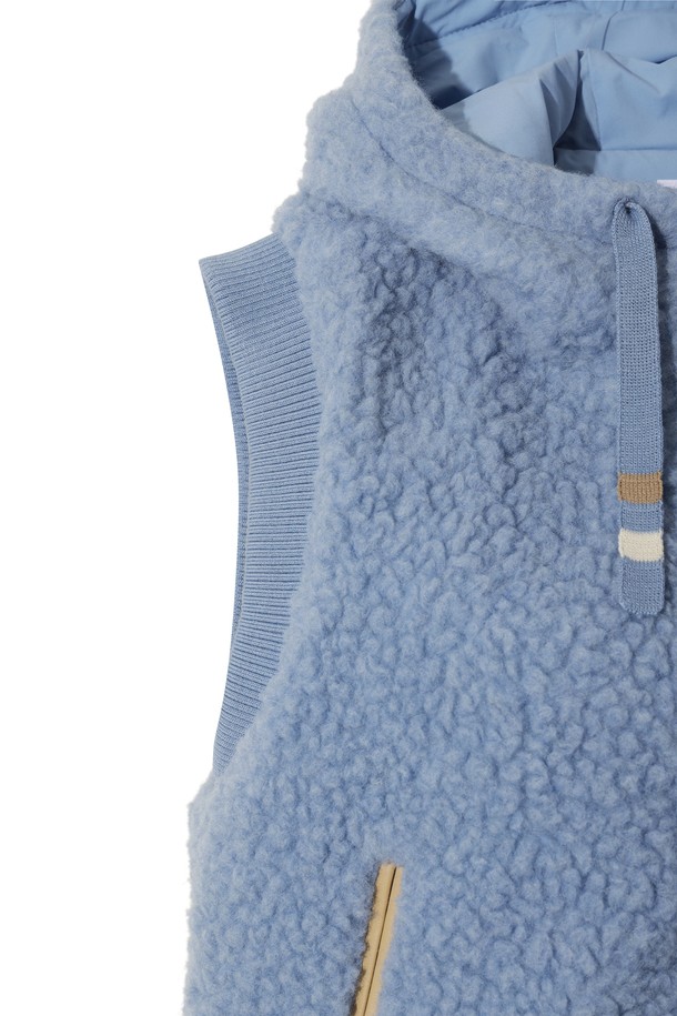 여성 플리스 베스트는 부드러운 부클 소재와 두꺼운 두께감으로 가을, 겨울철 따뜻함을 선사합니다. 집업 스타일의 레귤러핏으로 활동성을 높였으며, 스포티하거나 캐주얼한 골프룩 연출에 적합합니다. 민소매 디자인과 블루 컬러가 세련된 포인트를 더하며, 리브 마감 처리와 충전재로 보온성을 극대화했습니다. 무지 스타일로 어떤 스타일에도 쉽게 매치할 수 있어 활용도가 높습니다. 편안한 착용감과 뛰어난 보온성으로 일상에서도 즐겨 입을 수 있습니다.
