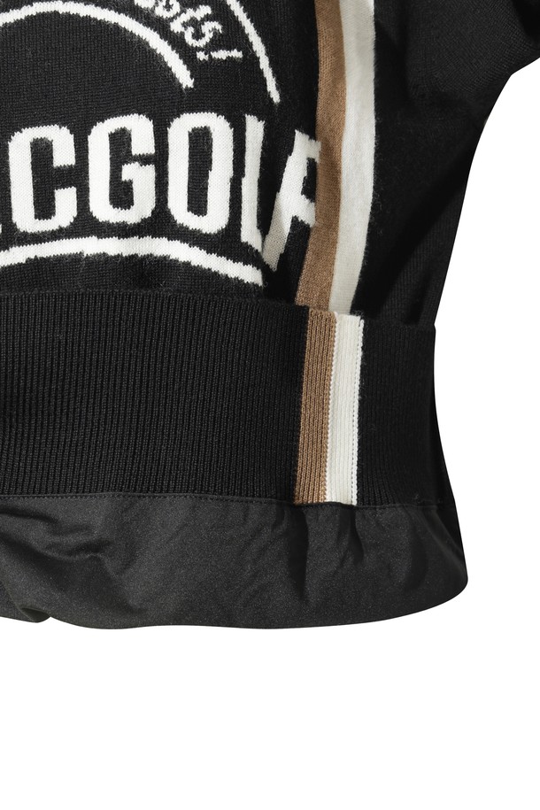 여성용 '캐시필 스트라이프 칼라 스웨터'는 메리노울 소재로 제작되어 부드러운 촉감과 뛰어난 보온성을 제공합니다. 블랙과 베이지 두 가지 색상으로 출시되었으며, 스트라이프 패턴과 로고 디자인이 클래식하면서도 스포티한 무드를 연출합니다. 방풍 안감과 통기성, 흡습 기능으로 겨울철 골프 및 일상에서도 편안하게 착용 가능합니다. 레귤러핏에 긴 소매, 폴로 네크라인, 두꺼운 두께감으로 포근함을 더하며, 인타르시아 편직과 서스펜더 디자인이 특징입니다. 겨울 데일리룩과 골프룩에 모두 활용하기 좋은 스웨터입니다.
