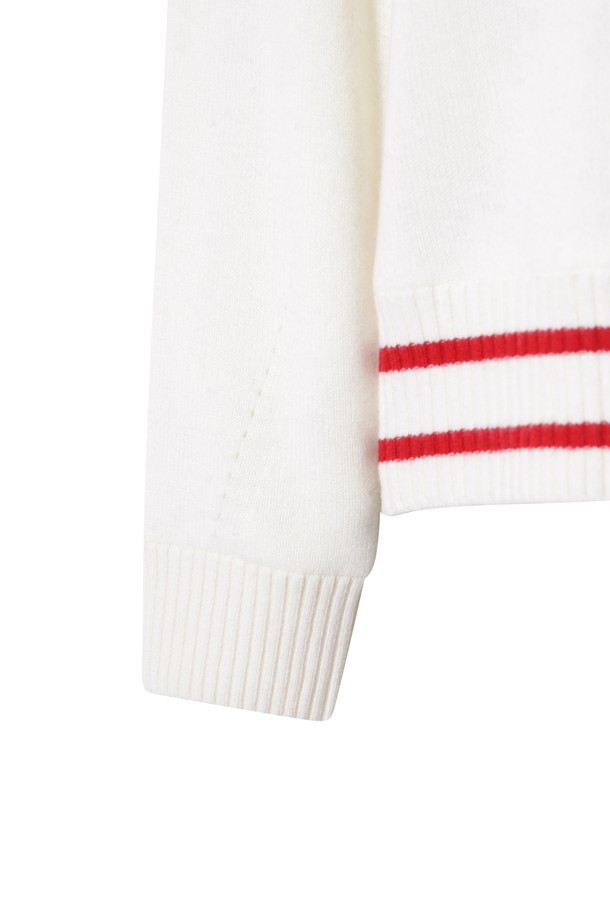 여성 비대칭 립 쿼터-집 스웨터는 골프룩과 겨울 데일리룩에 모두 잘 어울리는 스포티하고 클래식한 매력의 스웨터입니다. 부드러운 울 소재와 두꺼운 두께감으로 겨울철 보온과 방풍 기능을 제공하며, 레귤러핏으로 편안한 착용감을 선사합니다. 화이트 컬러에 립 패턴, 긴 소매, V넥 디자인이 세련된 느낌을 더하며, 밑단의 폼폼 비니 와펜 디테일과 레이어드 디자인으로 포인트를 주었습니다. 집업 여밈 방식은 간편하게 착용할 수 있도록 도와줍니다.
