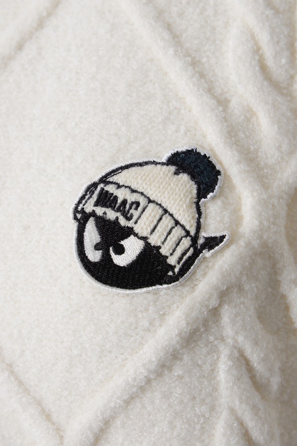 화이트 컬러의 여성용 체인 다이아몬드 니트 베스트입니다. 라운드넥 디자인에 레귤러핏으로 클래식한 스타일을 연출합니다. 간절기에 입기 좋으며, 면 혼방 소재로 제작되어 보온성과 활동성을 동시에 제공합니다. 케이블 및 다이아몬드 패턴이 돋보이며, 와키 폼폼 비니 와펜 디테일이 특징입니다. 골프룩과 일상복 모두에 활용 가능한 미니멀한 디자인의 니트 베스트입니다.
