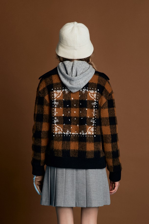 타탄 체크 패턴의 여성용 니트 블루종 재킷입니다. 클래식한 디자인으로 골프 및 일상복으로 활용 가능하며, 겨울철 방풍 및 보온 기능을 제공합니다. 블랙과 브라운 두 가지 색상으로 출시되었으며, 레귤러 핏에 지퍼와 토글 버튼으로 여밈 방식을 더했습니다. 두꺼운 두께감의 아크릴 니트 소재로 제작되어 따뜻하고 편안한 착용감을 선사합니다. 긴 소매 기장의 레귤러 기장 블루종 자켓입니다.
