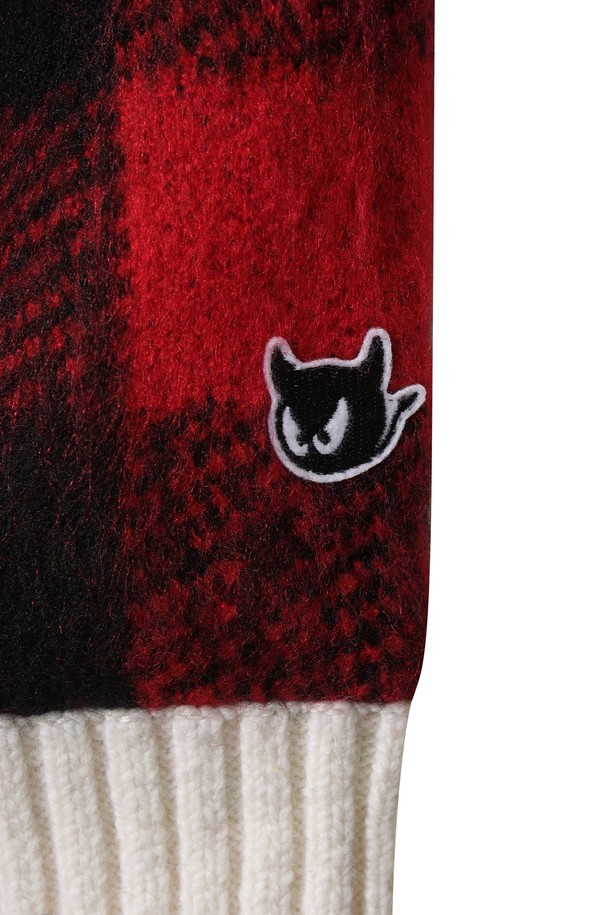 **WOMEN 타탄 체크 니트 블루종 재킷**은 클래식한 스타일을 추구하는 여성 골퍼를 위한 겨울철 필수 아이템입니다. 레드, 블랙, 화이트의 세련된 타탄 체크 패턴이 돋보이며, 부드러운 아크릴 니트 소재로 제작되어 뛰어난 착용감을 선사합니다. 방풍 안감과 보온 기능으로 추운 날씨에도 따뜻하게 라운딩을 즐길 수 있으며, 하이브리드 디자인과 스카프 패턴 자수 디테일이 스타일리시함을 더합니다. 레귤러핏과 지퍼 및 토글 버튼 여밈 방식으로 편안함과 활동성을 보장하는 블루종 자켓입니다.
