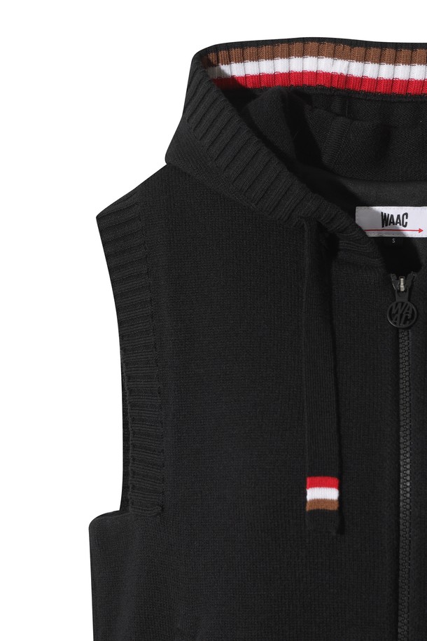 세련된 디자인의 여성 니트 후드 집업 베스트입니다. 부드러운 울 소재와 두꺼운 두께로 가을, 겨울철 따뜻하게 착용하기 좋습니다. 블랙 컬러에 3가지 컬러 배색 포인트가 돋보이며, 후드 립 디테일과 스트링 디테일로 포인트를 더했습니다. 레귤러핏으로 스포티, 캐주얼, 미니멀한 스타일을 연출할 수 있으며, 골프룩으로도 활용하기 좋습니다. 방풍 안감과 집업 방식으로 보온성과 실용성을 높였습니다.
