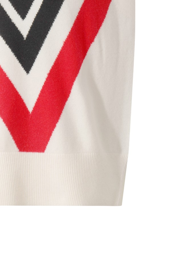 [코리아 TKR] Women V 스트라이프 니트 베스트는 여성 골프룩을 위한 스포티하고 클래식한 스타일의 니트 베스트입니다. 울 소재로 제작되어 겨울철 보온성을 높여주며, 부드러운 촉감이 특징입니다. V넥 디자인에 레귤러핏으로 편안하게 착용 가능하며, 화이트, 블랙, 레드의 세련된 스트라이프 패턴으로 디자인되었습니다. 올림픽 감성 디자인과 WAAC 로고 와펜으로 포인트를 더해 활동적인 무드를 연출합니다. 민소매 스타일로 활동성을 높였으며, 라운딩 시 돋보이는 스타일을 완성합니다.
