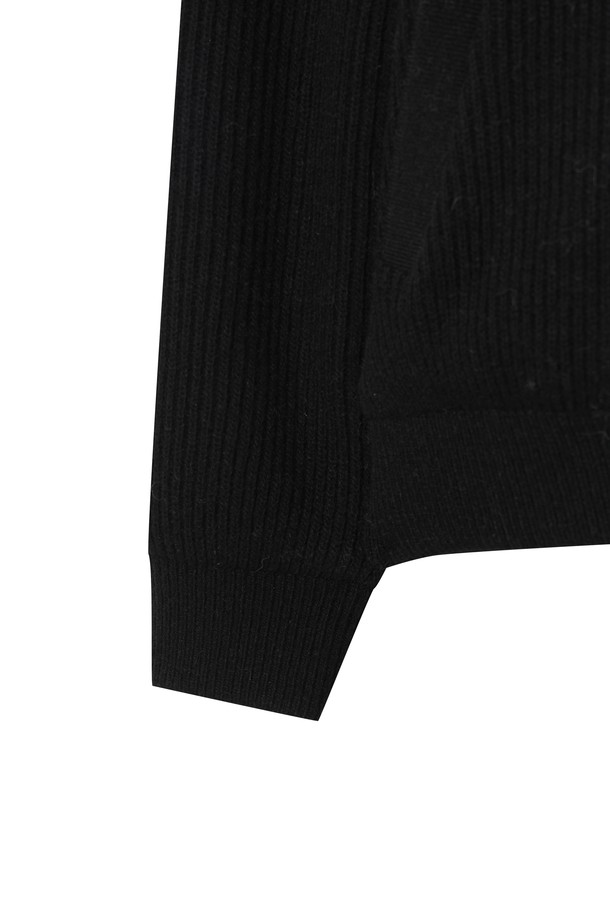 블랙과 브라운 컬러로 구성된 브리오슈 니트 후드 재킷입니다. 여성 골프 및 일상복으로 활용 가능하며, 겨울철 방풍 및 보온 기능을 제공합니다. 레귤러핏으로 제작되었으며, 부드러운 촉감의 울 소재와 두꺼운 두께감으로 포근함을 더했습니다. 긴 소매와 후드 디테일, 로우 게이지 니트 짜임이 특징이며, 집업 스타일로 편안하게 착용할 수 있습니다. 캐주얼, 스포티, 미니멀 스타일을 모두 소화하여 다양한 골프룩 연출에 용이합니다.
