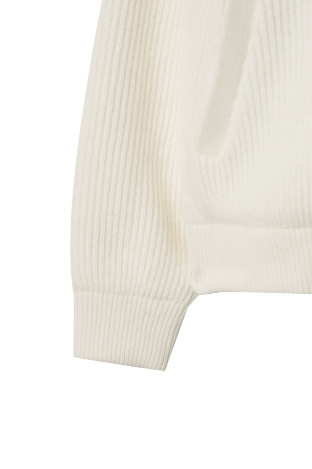 여성 브리오슈 니트 후드 재킷은 겨울철 골프 및 일상생활에서 스포티하고 캐주얼한 스타일을 연출하기에 적합합니다. 포근한 울 소재로 제작되어 두꺼운 두께감과 부드러운 촉감을 선사하며, 방풍 및 보온 기능으로 추운 날씨에도 따뜻하게 착용할 수 있습니다. 브리오슈 니트 패턴과 후드 디자인, 배색 포인트가 돋보이며, 레귤러 핏과 긴 소매 기장으로 편안한 착용감을 제공합니다. 화이트와 핑크 두 가지 컬러로 출시되어 다양한 스타일링이 가능합니다. 집업 스타일로 간편하게 여밀 수 있습니다.
