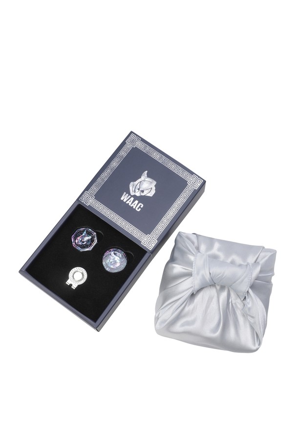 [HANDMADE EDITION] 자개 볼마커 세트는 골프를 즐기는 당신을 위한 특별한 아이템입니다. 천연 자개를 사용하여 제작되어 은은하게 빛나는 화이트와 실버 컬러가 고급스러운 분위기를 연출합니다. 각 세트는 2PCS로 구성되어 있으며, 클립형 디자인으로 편리하게 사용 가능합니다. 섬세한 와키 모티브와 클립 디자인이 필드 위에서 당신의 개성을 드러낼 것입니다. 핸드메이드(handmade)로 제작되어 더욱 특별하며, 골프를 사랑하는 당신에게 훌륭한 선물이 될 것입니다.
