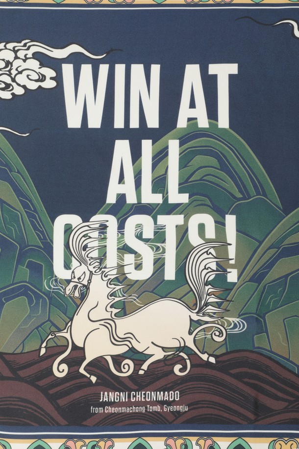 [GYEONGJU EDITION] 스카프는 우아하고 클래식한 분위기를 연출하는 여성용 실크 스카프입니다. 천마도 모티브 디자인의 프린트 무늬가 특징이며 부드러운 촉감과 얇은 두께로 사계절 내내 활용하기 좋습니다. 블루, 그린 두 가지 색상으로 출시되었으며, 65x64cm 사이즈로 제작되었습니다. 데이트룩, 모임룩, 여행룩 등 다양한 TPO에 활용 가능하며, 미니멀, 로맨틱 스타일을 즐겨 입는 분들께 추천합니다. 전용 파우치가 함께 제공되어 소중하게 보관할 수 있으며, 경주 에디션 한정 상품으로 특별함을 더합니다.
