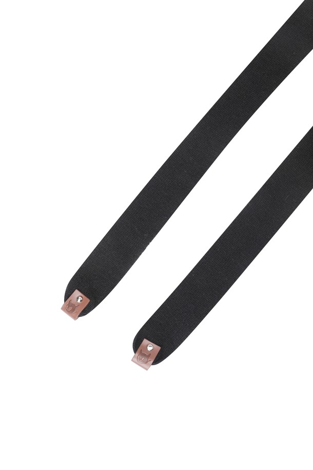 여성 리본 퍼 이어워머는 부드러운 퍼 소재로 제작되어 겨울철 보온성을 높여줍니다. 클래식, 미니멀, 캐주얼 스타일에 모두 잘 어울리며, 골프룩 연출에도 활용할 수 있습니다. 블랙 컬러에 무지 패턴으로 어떤 의상에도 매치하기 용이하며, 가볍고 편안한 착용감을 선사합니다. 사이드 로고 자수 디테일과 와키 캐릭터 레더 탭, 리본 장식이 디자인의 포인트를 더합니다. 턱끈이 있어 활동적인 날에도 안정적으로 착용할 수 있습니다.
