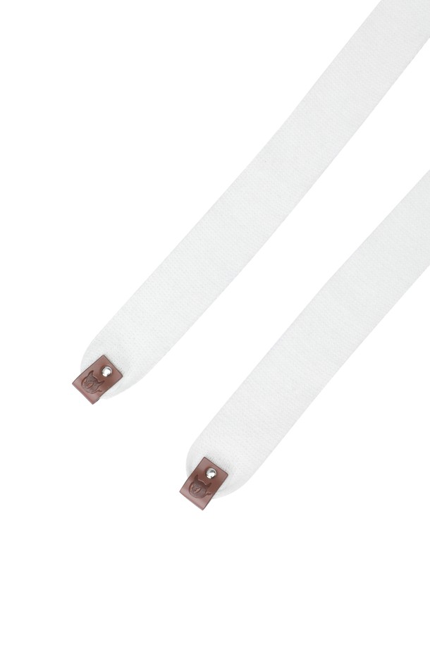 **Women 리본 퍼 이어워머**는 추운 겨울, 골프 라운딩과 일상에서 스타일리시하게 착용할 수 있는 여성용 이어워머입니다. 부드러운 퍼 소재와 두꺼운 두께로 뛰어난 보온성을 제공하며, 가볍고 편안한 착용감을 선사합니다. 화이트 컬러 바탕에 리본 장식과 사이드 로고 자수가 더해져 클래식, 미니멀, 캐주얼 룩에 모두 잘 어울립니다. 턱끈이 포함되어 활동적인 움직임에도 안정감을 유지하며, 턱 끈 끝단에는 와키 캐릭터 레더 탭으로 포인트를 주었습니다.
