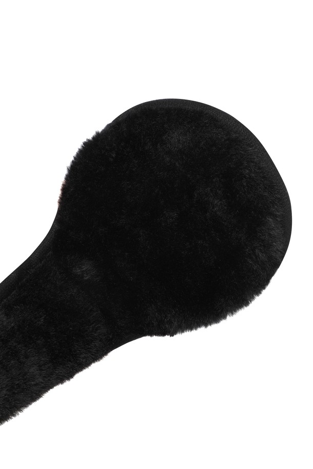 남성용 이어워머는 골프, 일상 등 다양한 상황에서 활용 가능한 데일리 퍼포먼스 아이템입니다. 부드러운 퍼 소재로 제작되어 뛰어난 보온성을 제공하며, 겨울철 추위로부터 귀를 따뜻하게 보호해 줍니다. 미니멀하고 베이직한 디자인에 로고 엠보 디테일로 포인트를 주어 세련된 스타일을 연출합니다. 블랙 컬러와 두꺼운 두께감으로 어떤 스타일에도 매치하기 용이하며, 클래식, 캐주얼 골프룩에 모두 잘 어울립니다. 클린한 디자인으로 유행을 타지 않고 오랫동안 착용할 수 있습니다.
