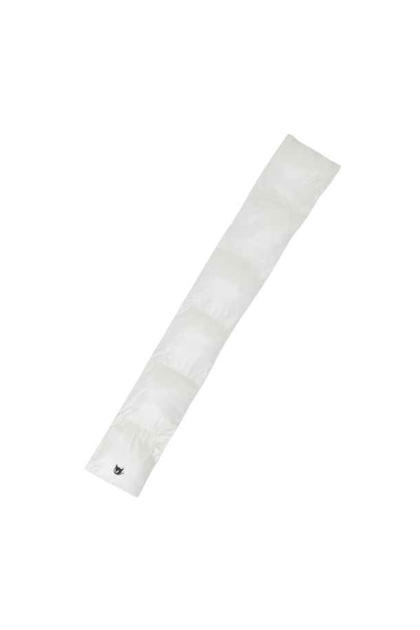 [Exclusive] 패딩 머플러는 포근함을 더하는 겨울철 필수 아이템입니다. 부드러운 벨보아와 폴리에스터 소재로 제작되어 뛰어난 촉감과 보온성을 제공하며, 무지 디자인으로 어떤 스타일에도 잘 어울립니다. 홀 방식 착용으로 간편하게 사용 가능하며 가벼운 착용감과 실용적인 디자인을 갖췄습니다. 화이트 컬러로 세련된 느낌을 더하여 골프, 일상 등 다양한 활동에 활용할 수 있습니다. 두꺼운 두께감으로 추운 날씨에도 따뜻하게 몸을 보호해 줍니다.
