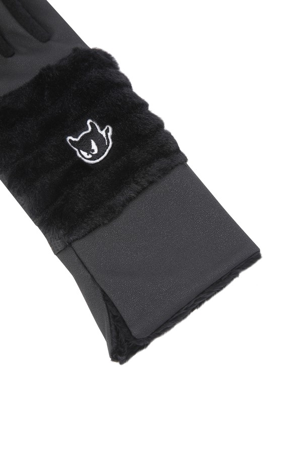 여성용 합성 가죽 골프 장갑(1쌍)입니다. 클래식하고 미니멀한 골프룩에 어울리는 블랙 색상의 제품으로, 겨울철 라운딩에 적합합니다. 보온성을 높여주는 손목 안감 퍼 소재와 사이즈 조절 기능이 있으며, 옆면 슬릿 디자인으로 편안한 착용감을 제공합니다. 합성가죽과 인조가죽 소재로 제작되었으며, 왼손과 오른손 모두 사용할 수 있는 세트 구성입니다. 무지 디자인에 퍼 장식이 더해져 여성스러운 포인트를 더했습니다.
