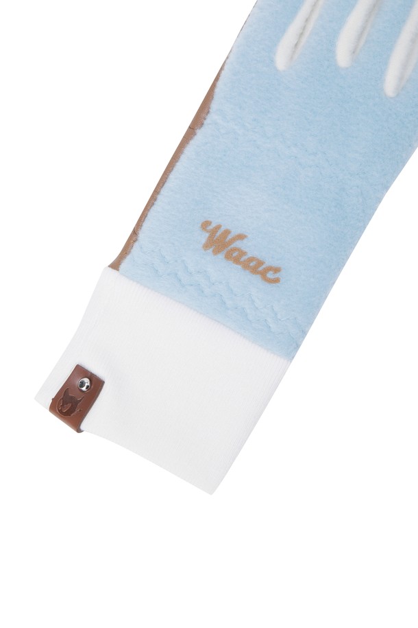 여성용 합성 가죽 골프 장갑(1쌍)입니다. 스카이블루, 브라운, 화이트 세 가지 색상으로 출시되어 골프룩에 맞춰 스타일리시하게 연출할 수 있습니다. 부드러운 합성 가죽과 천연 양가죽 소재를 사용하여 편안한 그립감을 제공하며, 손목 부분의 립 조직 디테일이 돋보입니다. 왼손과 오른손 각각 1개씩 세트로 구성되었으며, 배색 로고 디자인으로 스포티하면서도 미니멀한 스타일을 연출합니다. 클래식한 골프 스타일을 선호하는 여성 골퍼에게 적합합니다.
