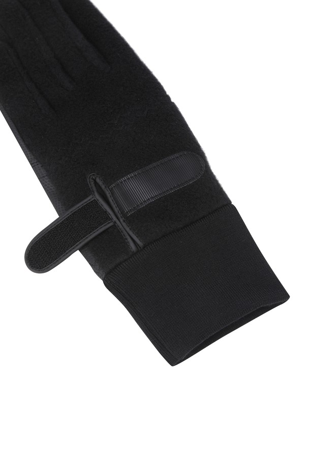 남성용 합성 가죽 골프 장갑(1쌍)입니다. 블랙 색상으로, 심플한 스타일과 클래식, 미니멀 무드를 연출합니다. 부드러운 합성가죽과 플리츠 소재를 사용하여 겨울철 보온성을 높였으며, 손목 밴딩 디테일로 흘러내림 방지 기능을 더했습니다. 골프룩에 잘 어울리는 실용적인 아이템으로, 일상생활에서도 활용 가능합니다.
