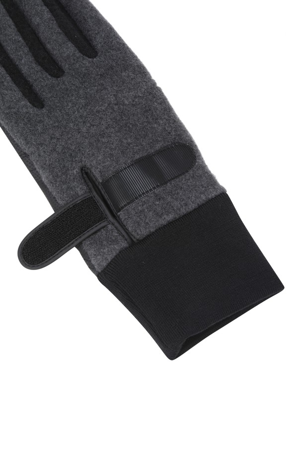 남성용 신세틱 레더 골프 장갑(1쌍)입니다. 부드러운 합성 가죽과 플리츠 소재로 제작되어 겨울철 골프 라운딩 시 보온성을 제공합니다. 심플하고 베이직한 디자인으로, 블랙과 그레이 두 가지 솔리드 컬러로 출시되었습니다. 손목 밴딩 디테일로 편안한 착용감을 선사하며, 골프룩에 미니멀하고 클래식한 분위기를 더합니다. 사이즈 조절이 가능하여 실용적으로 사용할 수 있는 아이템입니다.
