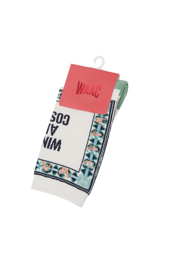 [GYEONGJU EDITION] 패턴 양말은 경주 에디션 한정판으로, 골프룩에 어울리는 여성 양말입니다. 부드러운 면 혼방 소재로 제작되어 편안한 착용감을 제공하며, 신축성이 있어 활동성을 높여줍니다. 귀여운 금관을 쓴 와키 캐릭터와 로고 패턴이 디자인되어 캐주얼하면서도 스포티한 스타일을 연출합니다. 양말 입구는 립 조직으로 처리되어 흘러내림을 방지합니다. 화이트와 민트 두 가지 컬러로 만나보세요.
