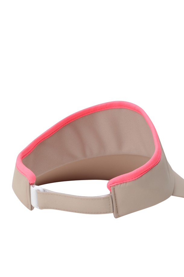 우먼 플라워 와이드 바이저는 여성 골프, 일상룩, 휴가룩, 여행룩에 잘 어울리는 썬바이저입니다. 베이지와 핑크 두 가지 색상으로 출시되었으며, 봄, 여름 시즌에 착용하기 좋습니다. 메쉬 소재로 제작되어 통기성이 뛰어나고, 와이어, 벨크로 디자인으로 시원하고 편안한 착용감을 선사합니다. 자수 패턴의 플라워 장식이 돋보이며, 자외선 차단 기능과 사이즈 조절 기능으로 실용성을 더했습니다. 휴대성이 뛰어나 언제 어디서든 간편하게 사용할 수 있습니다.
