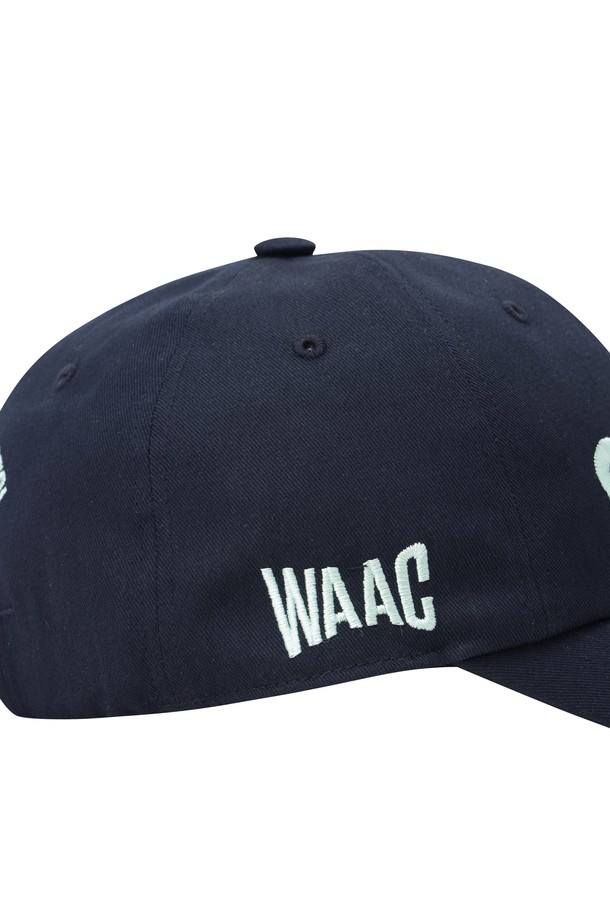 [퍼스트 티 키즈] 남성 볼캡은 골프 및 일상에서 활용 가능한 남성용 볼캡입니다. 네이비 컬러에 레터링 패턴으로 포인트를 주어 캐주얼하면서도 스포티한 스타일을 연출합니다. 챙 넓이는 7cm이며, 벨크로 디자인 장식으로 포인트를 더했습니다. 사이즈 조절과 땀 흡수 기능으로 편안한 착용감을 제공하며, WAAC X First Tee Kids 콜라보레이션 제품입니다. 봄, 여름, 가을 시즌에 착용하기 좋습니다.

