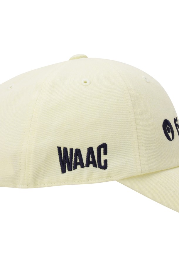 [퍼스트 티 키즈] 남성 볼캡은 골프 및 일상에서 모두 활용 가능한 남성용 볼캡입니다. 아이보리, 화이트 두 가지 색상으로 출시되었으며, 7cm 챙 넓이와 레터링 패턴이 특징입니다. 흡습 기능과 사이즈 조절이 가능한 벨크로 디자인이 적용되어 편안한 착용감을 제공합니다. WAAC X 퍼스트 티 키즈 콜라보레이션으로 제작되어 스포티하고 미니멀한 캐주얼 스타일을 연출합니다.
